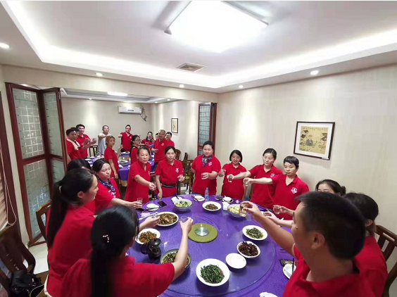 徒步完成，舉杯慶祝