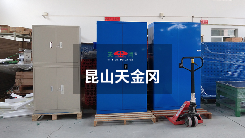 每臺車間工具柜出廠都經上萬次質檢，絕不容有一絲瑕疵