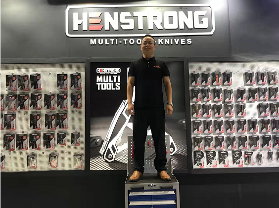 工具柜廠家天金岡旗下工具柜活的累考察團(tuán)隊的一致好評！