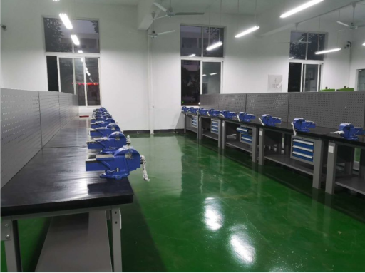 天金岡鋼木鉗工桌--客戶場(chǎng)景