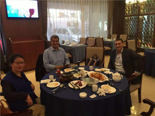 工具柜廠家天金岡技術(shù)總經(jīng)理周艷玲女士與國(guó)外客戶(hù)合影