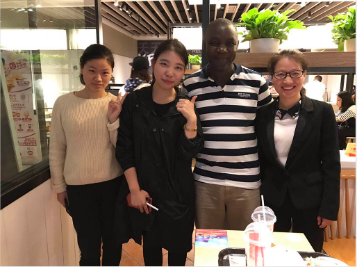 工具柜廠家天金岡技術(shù)總經(jīng)理周艷玲女士與國(guó)外客戶(hù)合影