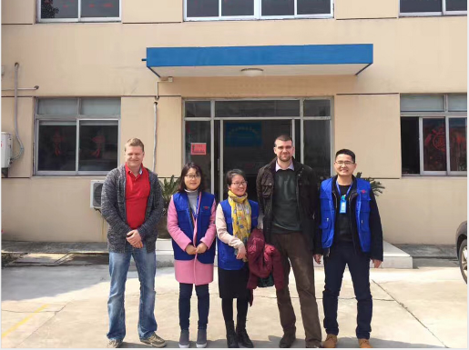 工具柜廠家天金岡技術(shù)總經(jīng)理周艷玲女士與國(guó)外客戶(hù)合影