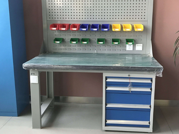 專業(yè)生產(chǎn)的鉗工工作臺有哪些優(yōu)點？【天金岡】