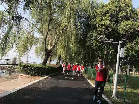 天金岡頭頂烈日，陽澄湖徒步30公里