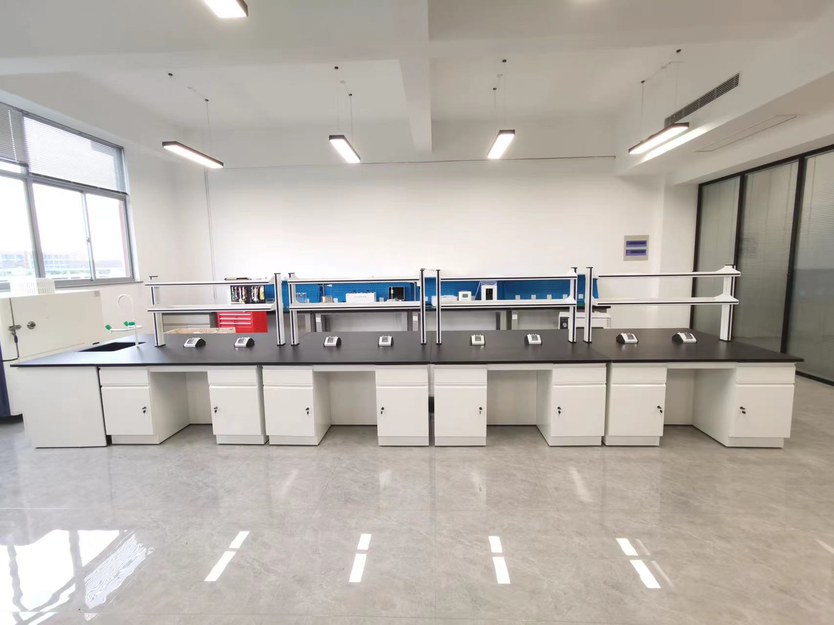 天金岡為蘇州空間液態(tài)定制實(shí)驗(yàn)室實(shí)驗(yàn)臺