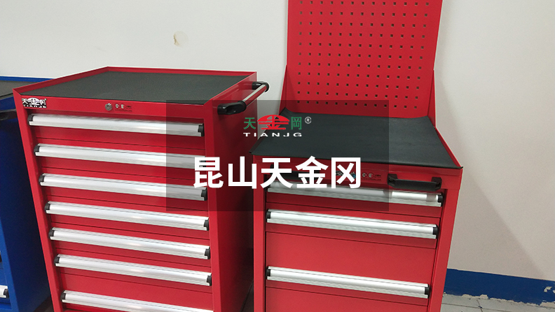 天金岡工具柜公司旗下車(chē)間工具柜抽屜導(dǎo)軌采用專利導(dǎo)軌設(shè)計(jì)，并配合機(jī)械軸承滑動(dòng)！